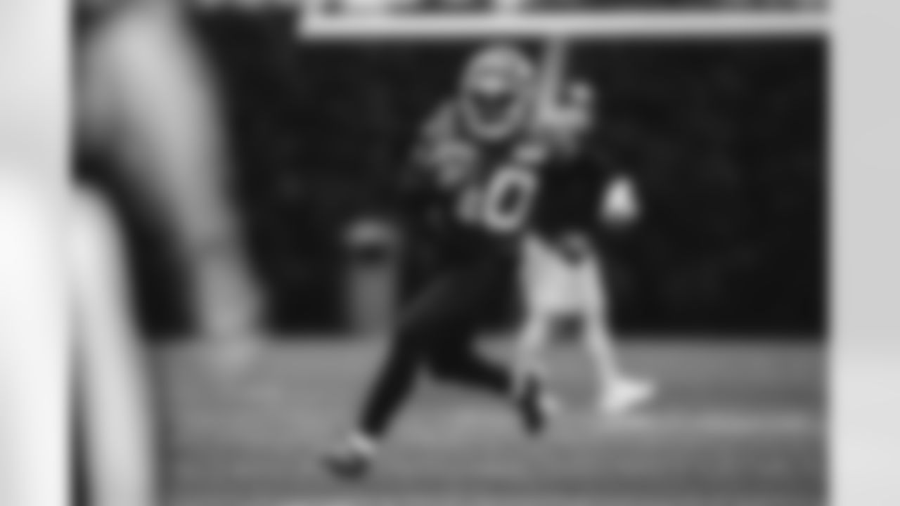 RB Donovan Edwards - 40