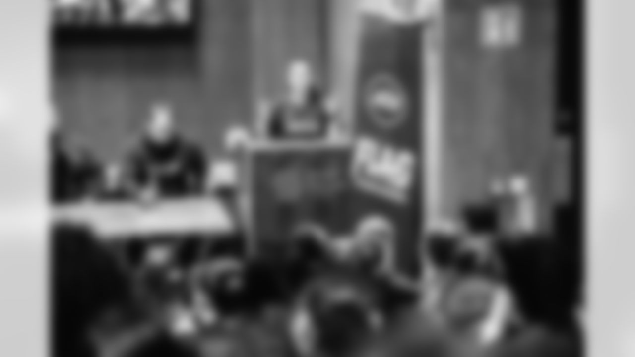 E_BEN_LUMLEY_JETS_FLAG_DUBLIN_MAR05_998