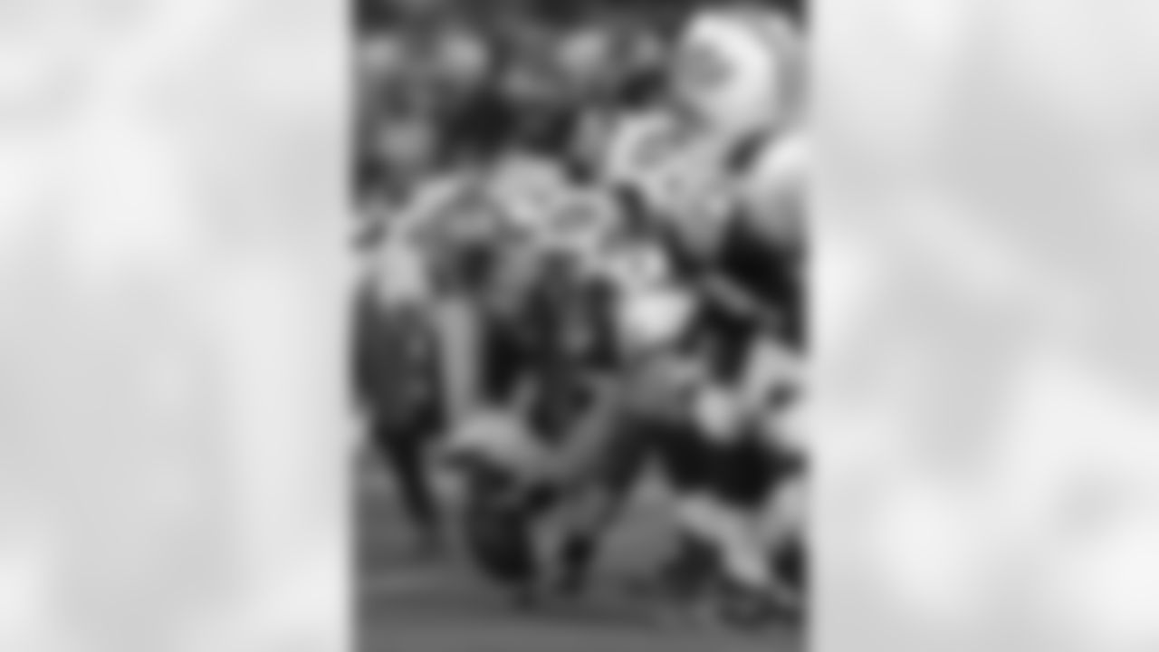 The New York Jets offensive line during the Jets? 21-19 loss to the New Orleans Saints November 27, 2005 at the Meadowlands during week 12. offensiveline2005I