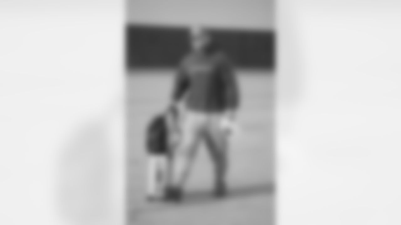 Detroit Lions edge rusher Aidan Hutchinson (97) travels to Minneapolis on Dec. 24, 2025. (Jeff Nguyen/Detroit Lions via AP)