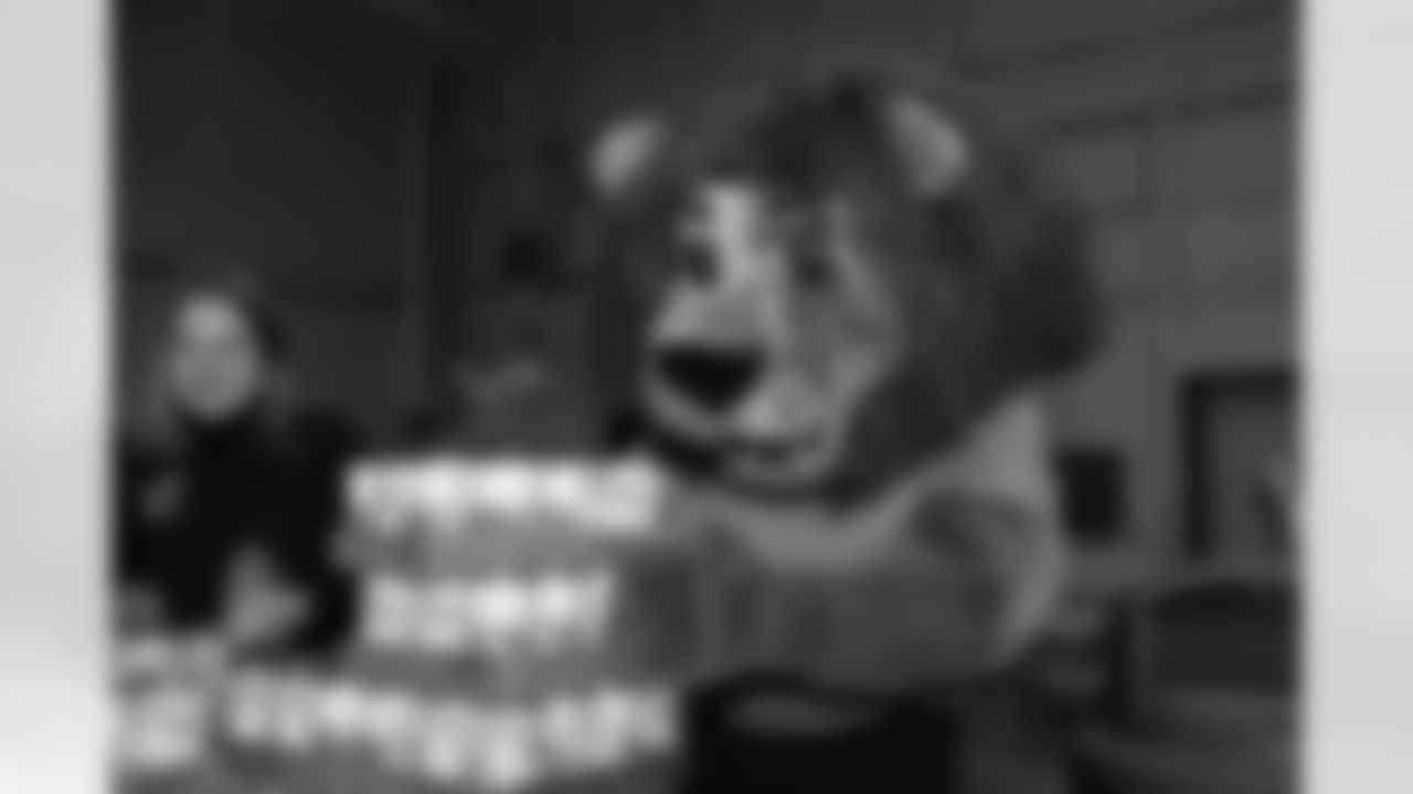 Detroit Lions Mascot Roary stocking during a Thanksgiving meal packing event at Gleaners Community Food Bank on Nov. 11, 2025 in Taylor, Mich. (Izzy Rincon/Detroit Lions)