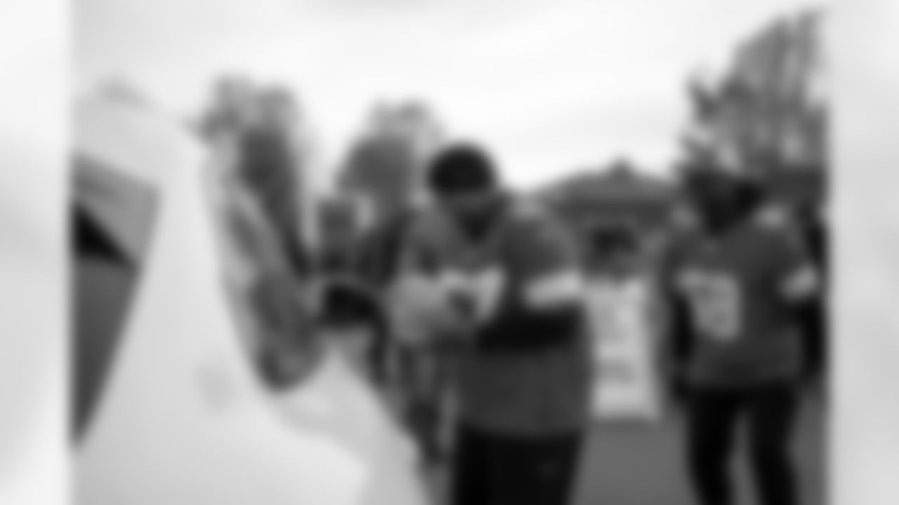 Lions Legend Tim Walton (57) and Lions Legend George Jamison (58) distribute meals during a Thanksgiving meal distribution event at the Detroit Lions Academy on Nov. 19, 2025 in Detroit. (Carl Jones II/Detroit Lions)