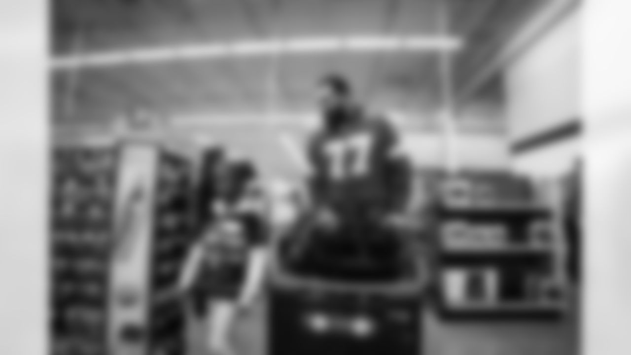 Detroit Lions offensive lineman Devin Cochran (77) shopping with a participant during Shop with a Lion at Meijer on Dec. 8, 2025 in Detroit. (Izzy Rincon/Detroit Lions)