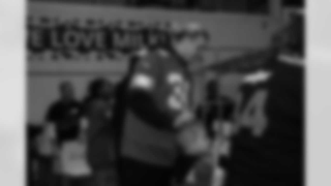 Detroit Lions linebacker Alex Anzalone (34) packing boxes during a Thanksgiving meal packing event at Gleaners Community Food Bank on Nov. 11, 2025 in Taylor, Mich. (Izzy Rincon/Detroit Lions)