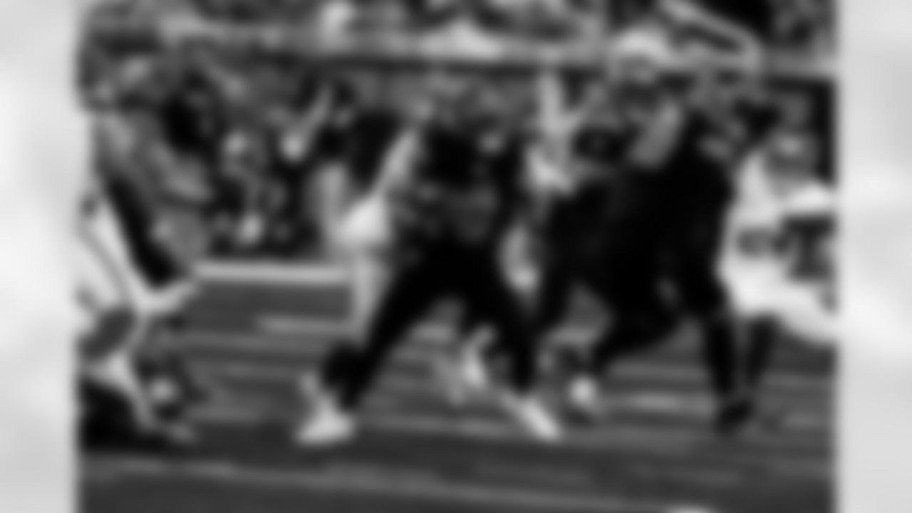 Detroit Lions running back Jahmyr Gibbs (0) and Detroit Lions tackle Penei Sewell (58) during an NFL football game against the New York Giants on Sunday, Nov. 23, 2025 in Detroit. (Jeff Nguyen/Detroit Lions via AP)