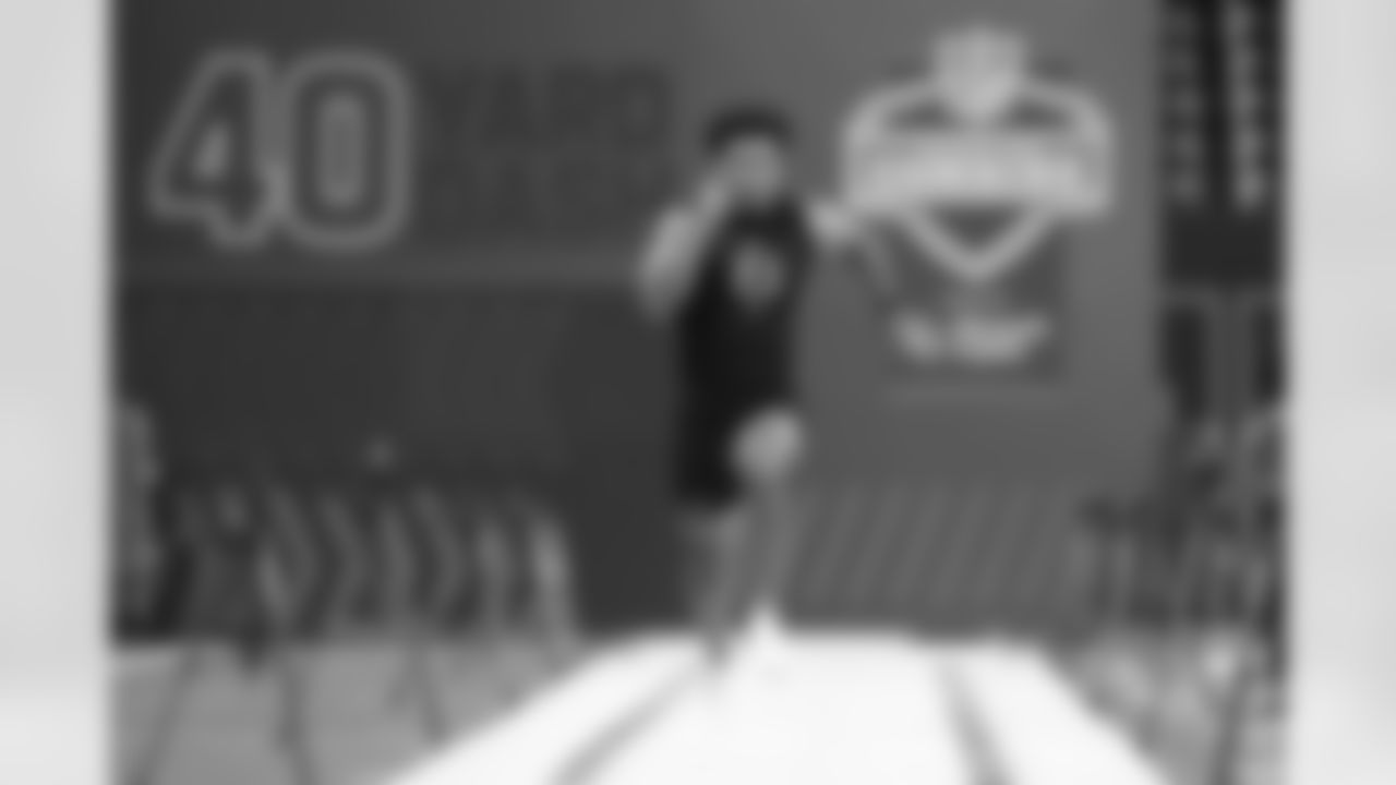 Oregon tight end Kenyon Sadiq (23) runs the 40-yard dash at the NFL football scouting combine in Indianapolis, Friday, Feb. 27, 2026. (AP Photo/Michael Conroy)