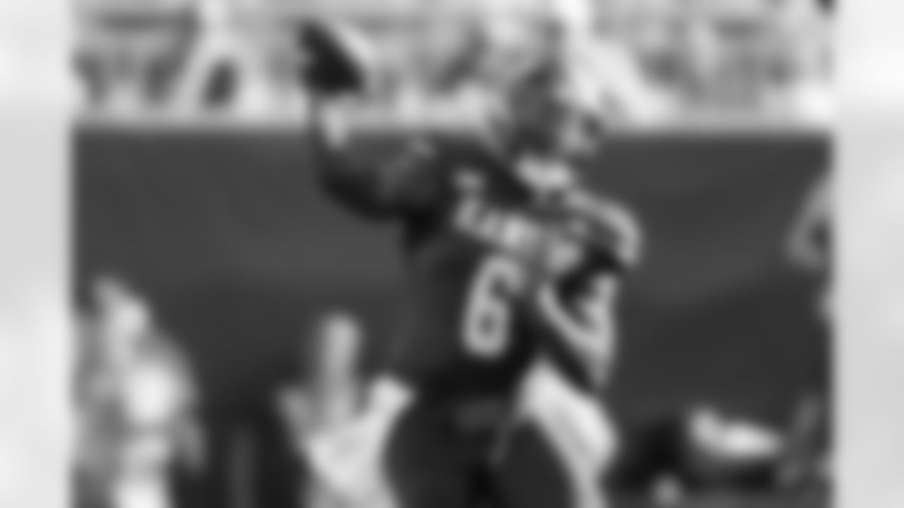 Kansas QB Jalon Daniels (6)