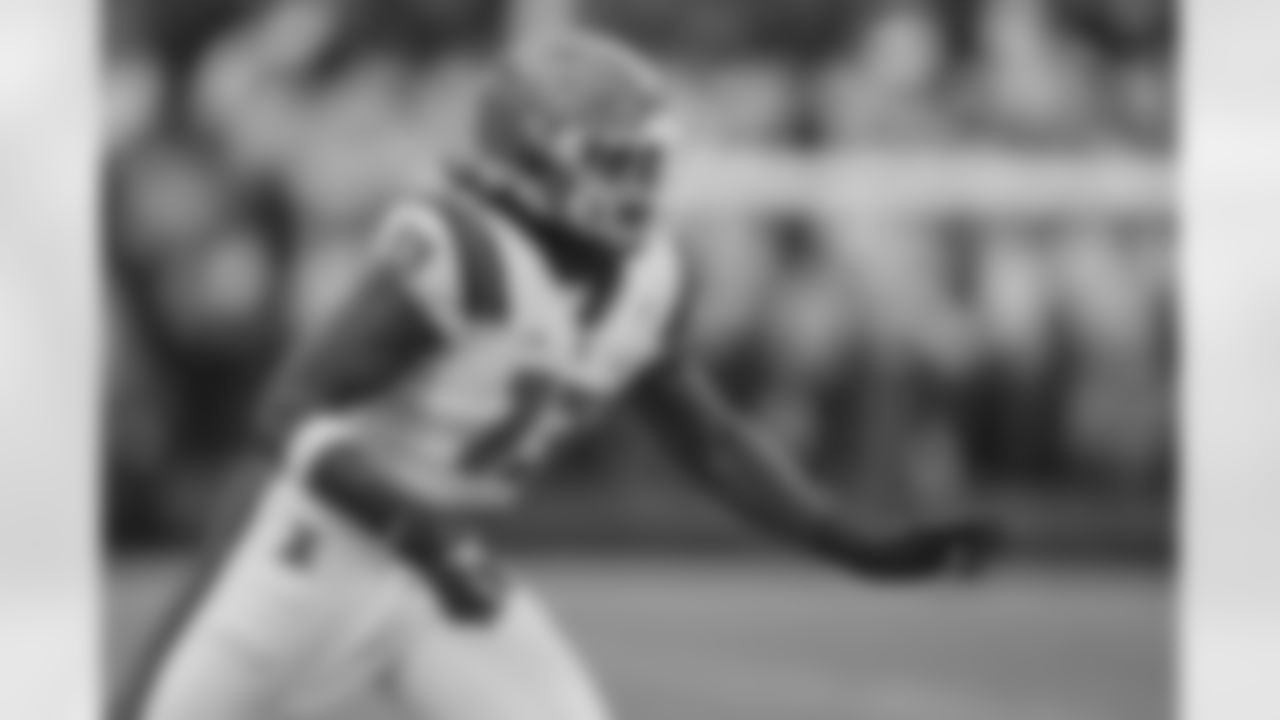 Illinois DL Gabe Jacas (17)