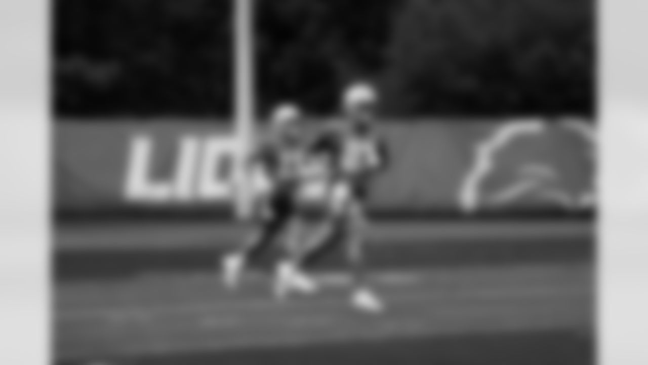 Detroit Lions running back Craig Reynolds (13) and Detroit Lions tight end Sam LaPorta (87) during OTAs at the Meijer Performance Center on May 29, 2025 in Allen Park, Mich. (Jeff Nguyen/Detroit Lions)