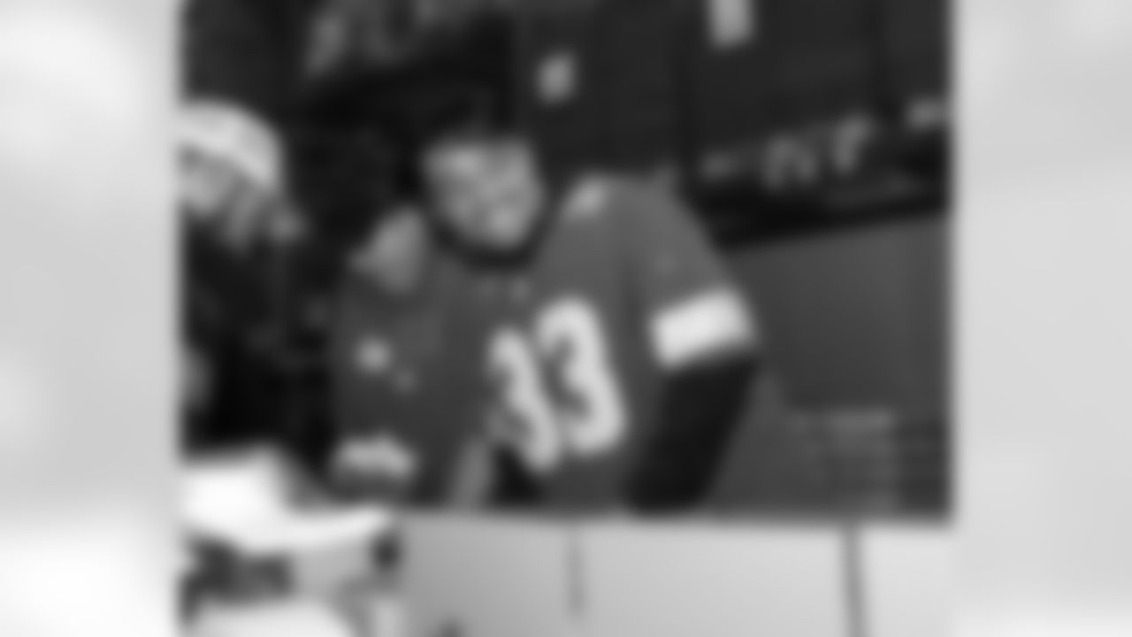 Detroit Lions running back Sione Vaki (33) packing boxes during a Thanksgiving meal packing event at Gleaners Community Food Bank on Nov. 11, 2025 in Taylor, Mich. (Izzy Rincon/Detroit Lions)