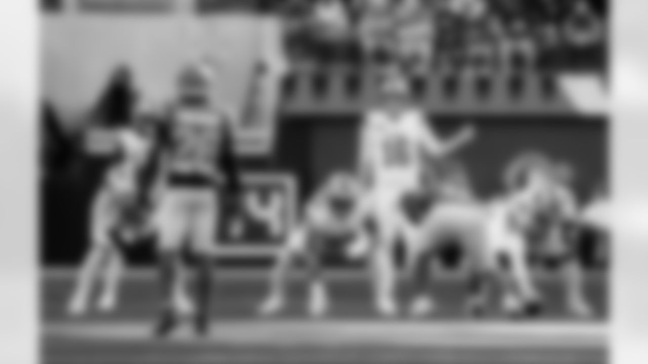 Detroit Lions tackle Penei Sewell (58), Detroit Lions running back Jahmyr Gibbs (0), Detroit Lions offensive lineman Tate Ratledge (69), Detroit Lions quarterback Jared Goff (16), and Detroit Lions offensive lineman Graham Glasgow (60) during an NFL football game against the Los Angeles Rams on Sunday, Dec. 14, 2025 in Inglewood, Calif. (Jeff Nguyen/Detroit Lions via AP)