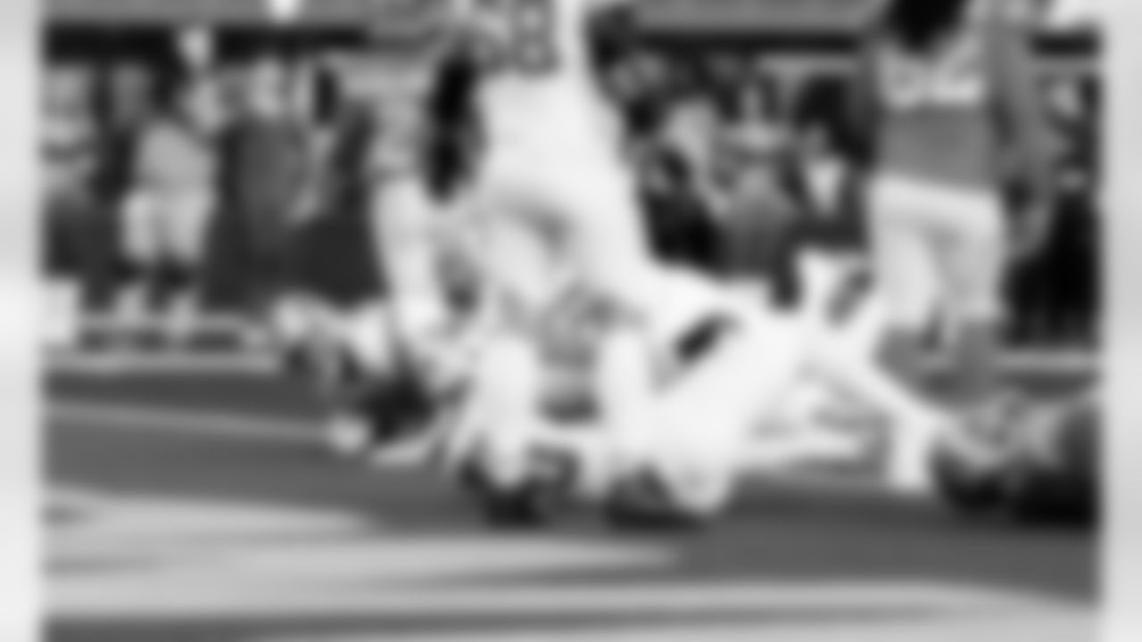 Detroit Lions running back David Montgomery (5) scores a touchdown during an NFL football game against the Los Angeles Rams on Sunday, Dec. 14, 2025 in Inglewood, Calif. (Jeff Nguyen/Detroit Lions via AP)