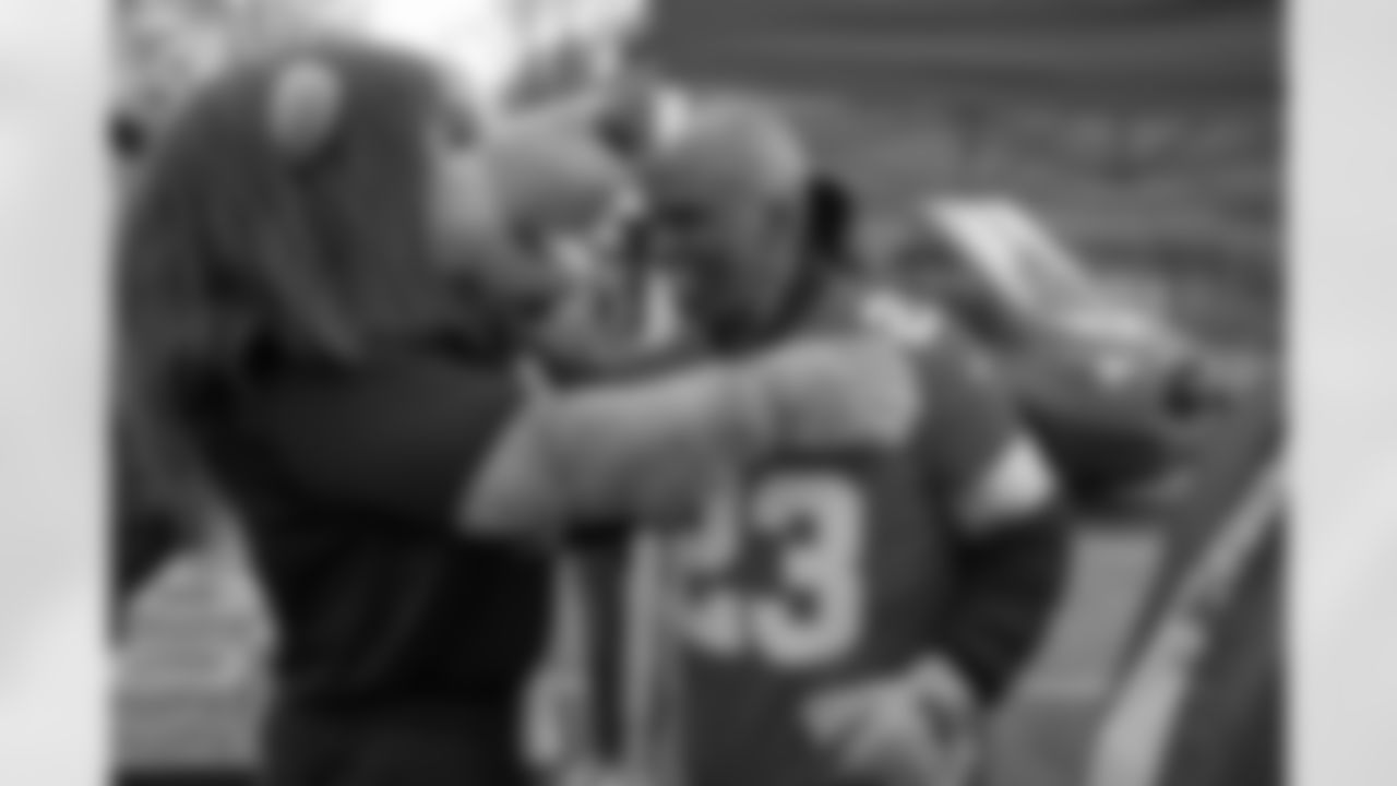 Detroit Lions Mascot Roary and Lions Legend Maurice Harvey (23) during a Thanksgiving meal distribution event at the Detroit Lions Academy on Nov. 19, 2025 in Detroit. (Carl Jones II/Detroit Lions)