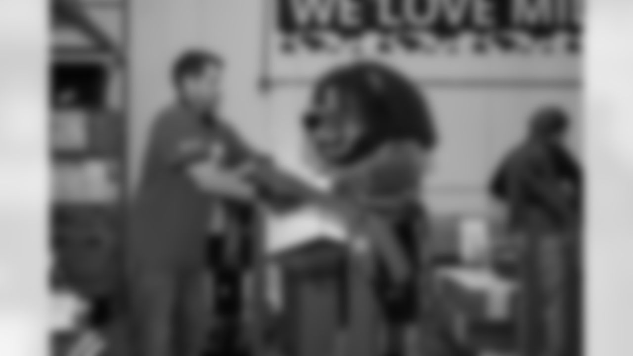 A Lineage volunteer stapling boxes with Detroit Lions Mascot Roary during a Thanksgiving meal packing event at Gleaners Community Food Bank on Nov. 11, 2025 in Taylor, Mich. (Izzy Rincon/Detroit Lions)