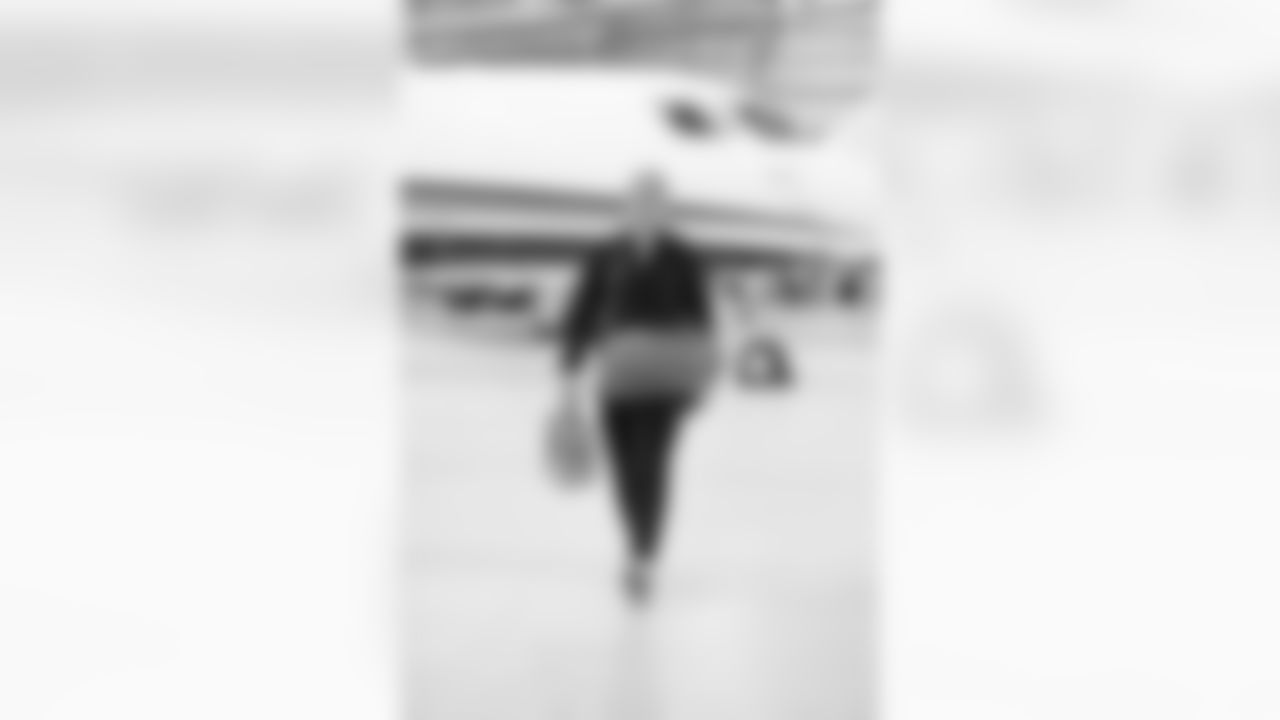 Detroit Lions linebacker Alex Anzalone (34) travels to Los Angeles on Nov. 13, 2025. (Jeff Nguyen/Detroit Lions via AP)