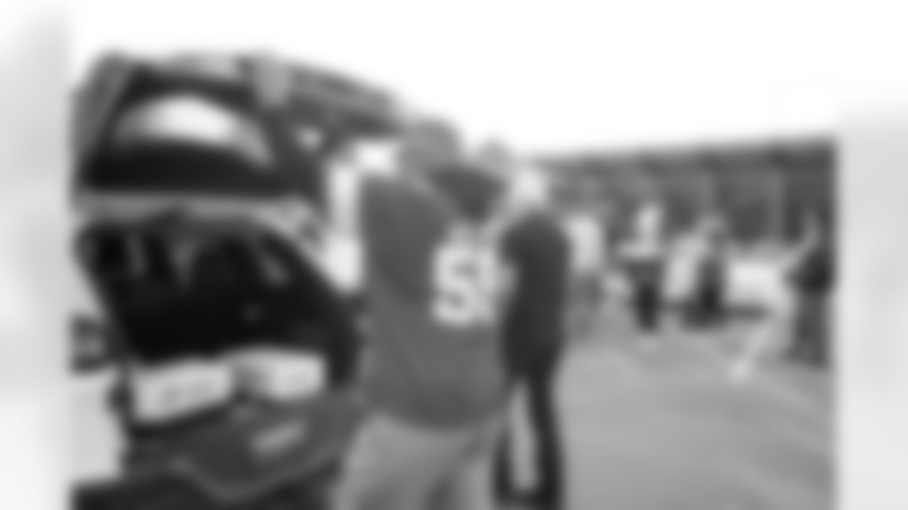 Lions Legend Jimmy Williams (59) distributes meals during a Thanksgiving meal distribution event at the Detroit Lions Academy on Nov. 19, 2025 in Detroit. (Carl Jones II/Detroit Lions)