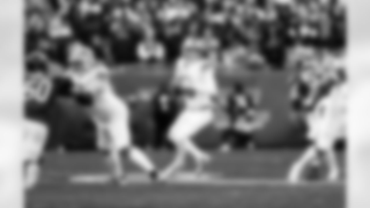 Detroit Lions offensive lineman Graham Glasgow (60) and Detroit Lions quarterback Jared Goff (16) during an NFL football game against the Chicago Bears on Sunday, Jan. 4, 2026 in Chicago. (Jeff Nguyen/Detroit Lions via AP)