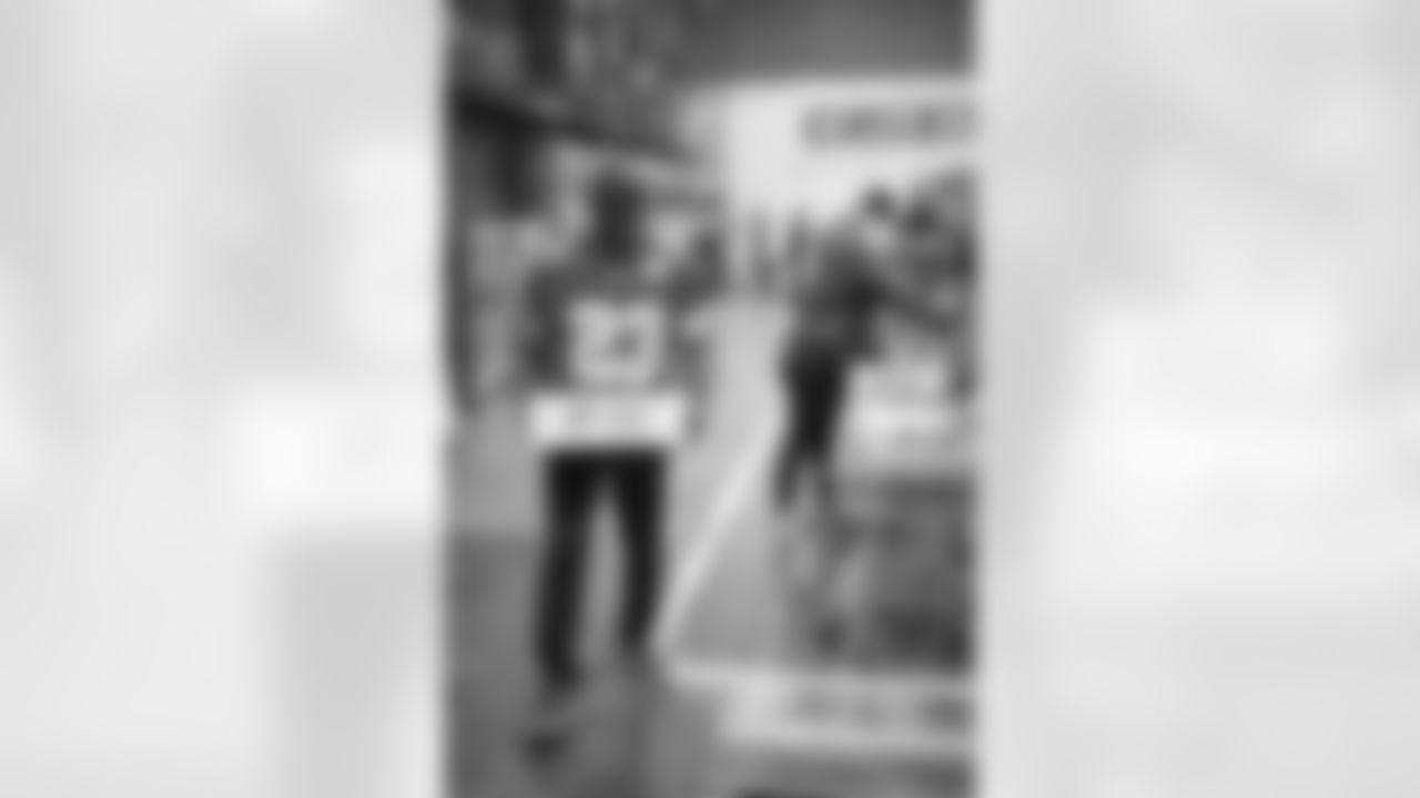 Lions Legend Maurice Harvey (23) during a Thanksgiving meal packing event at Gleaners Community Food Bank on Oct. 15, 2025 in Taylor, Mich. (Josh Mandujano/Detroit Lions via AP)