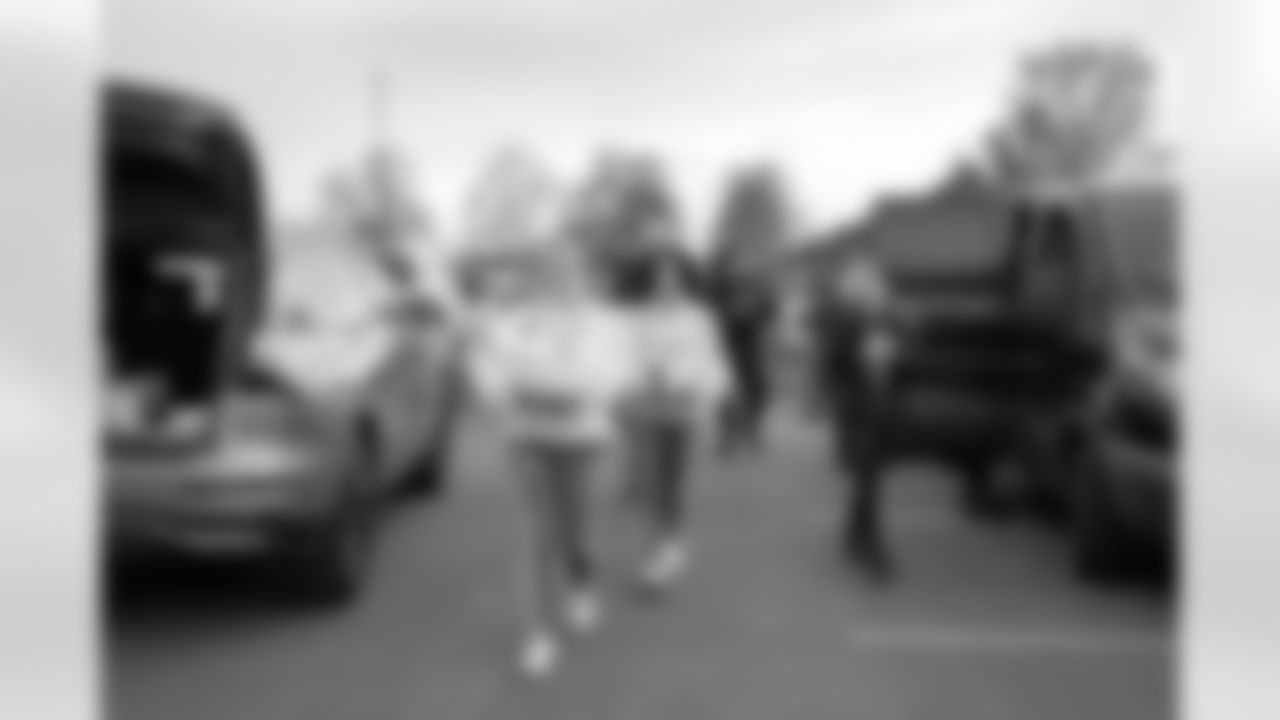 Detroit Lions Cheerleaders during a Thanksgiving meal distribution event at the Detroit Lions Academy on Nov. 19, 2025 in Detroit. (Carl Jones II/Detroit Lions)