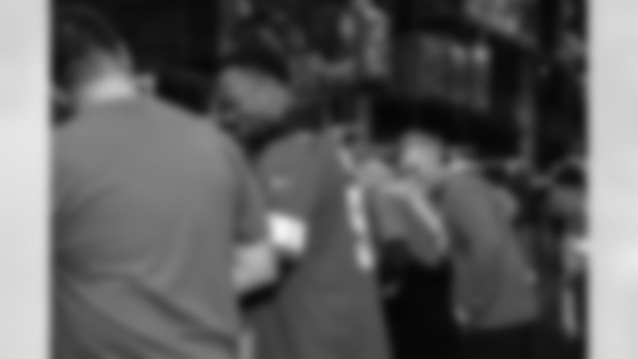 Detroit Lions linebacker Derrick Barnes (55) packing boxes during a Thanksgiving meal packing event at Gleaners Community Food Bank on Nov. 11, 2025 in Taylor, Mich. (Izzy Rincon/Detroit Lions)