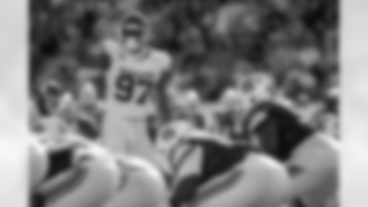 Oklahoma DL Marvin Jones Jr. (97)