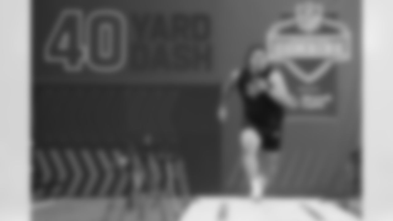 Georgia offensive lineman Tate Ratledge runs the 40-yard dash at the NFL football scouting combine in Indianapolis, Sunday, March 2, 2025. (AP Photo/Michael Conroy)