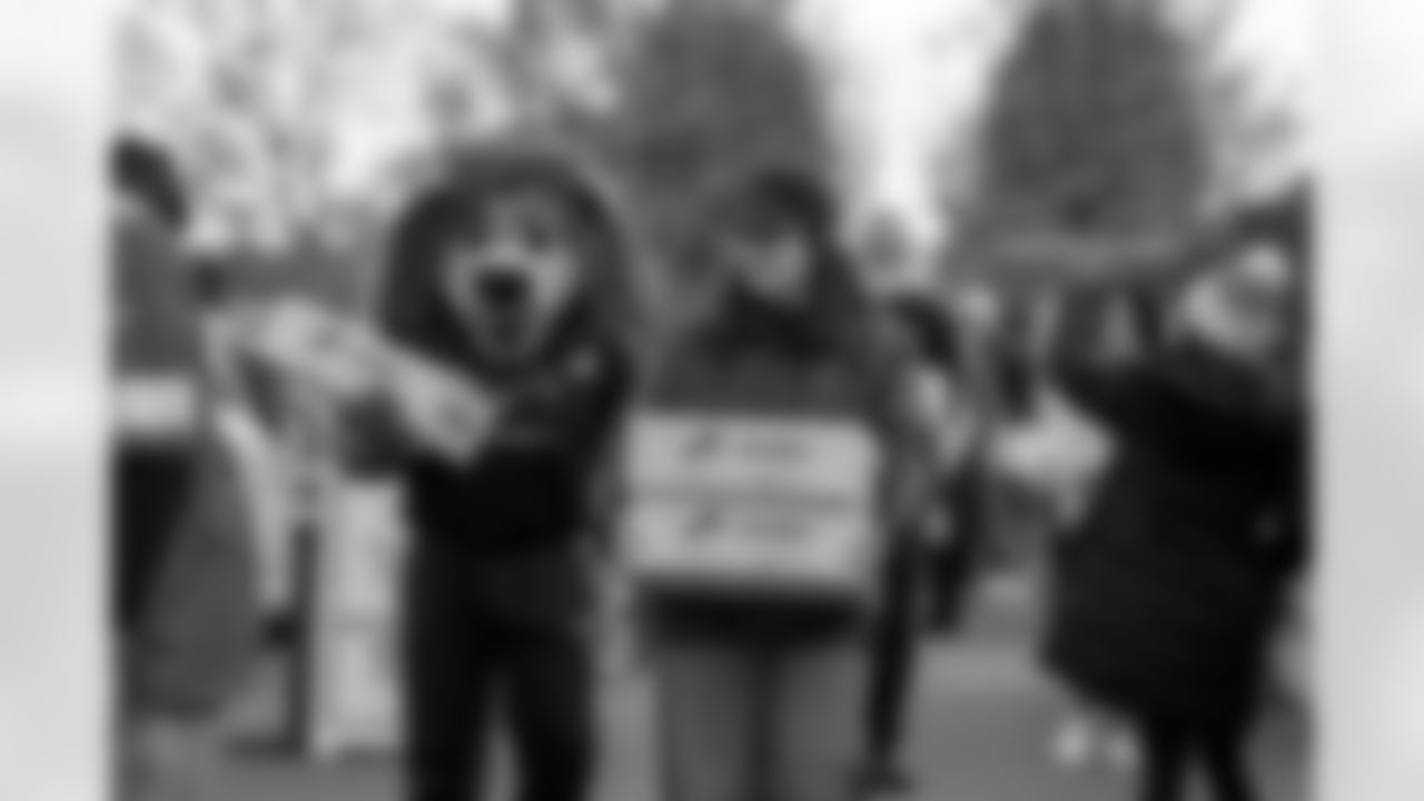 Detroit Lions Mascot Roary and volunteers distribute meals during a Thanksgiving meal distribution event at the Detroit Lions Academy on Nov. 19, 2025 in Detroit. (Carl Jones II/Detroit Lions)