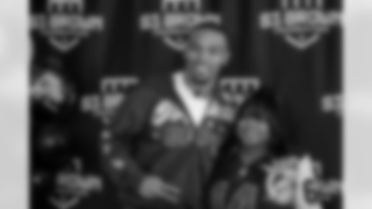 Detroit Lions wide receiver Amon-Ra St. Brown (14) with guests during a Strike for Literacy event at Five Iron Golf on Nov. 3, 2025 in Detroit.(Carl Jones II/Detroit Lions)