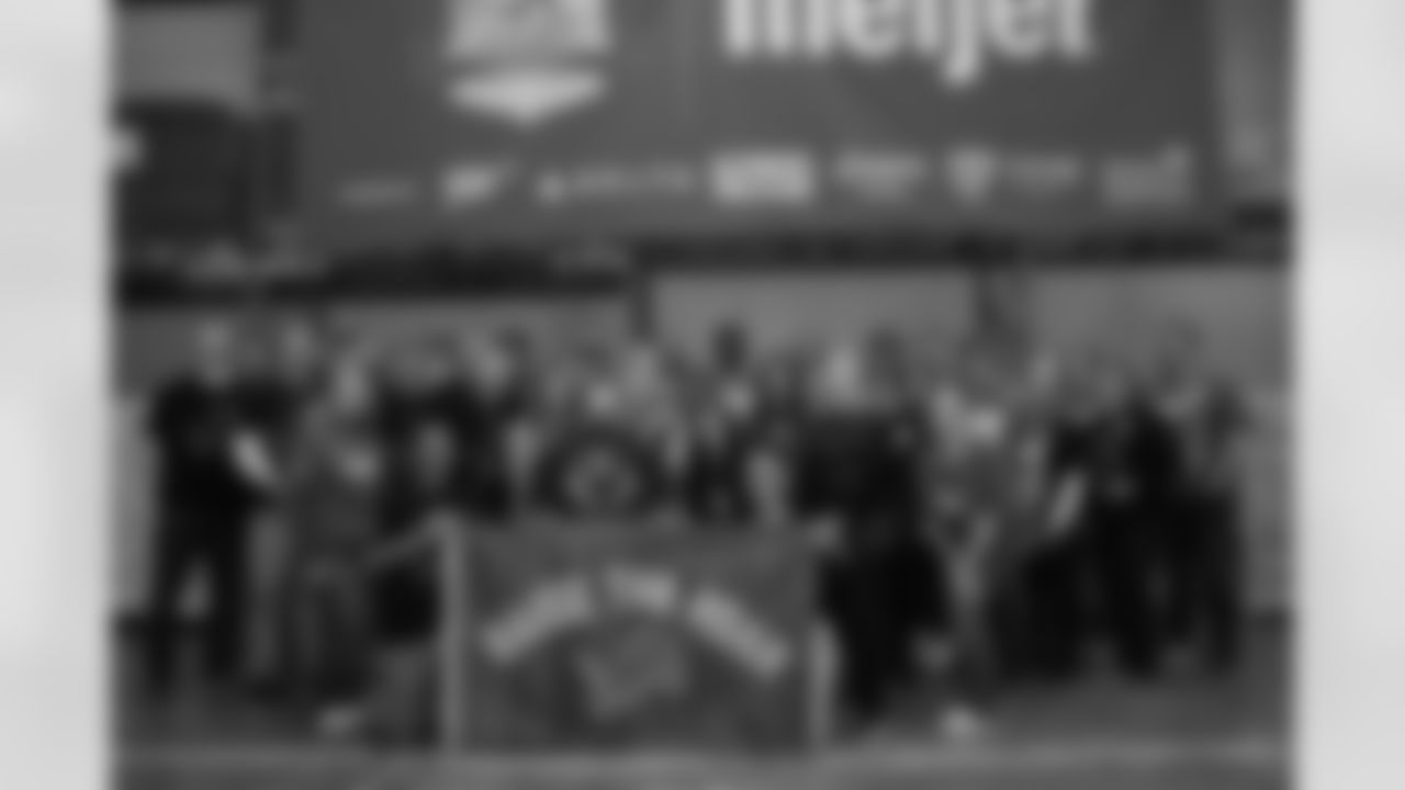 Meijer volunteers, Lineage volunteers, North Bay Produce volunteers, Detroit Lions tight end Brock Wright (89), Detroit Lions linebacker Alex Anzalone (34), Detroit Lions defensive lineman Chris Smith (90), Detroit Lions linebacker Derrick Barnes (55) and Detroit Lions Mascot Roary pose for a photo during a Thanksgiving meal packing event at Gleaners Community Food Bank on Nov. 11, 2025 in Taylor, Mich. (Izzy Rincon/Detroit Lions)