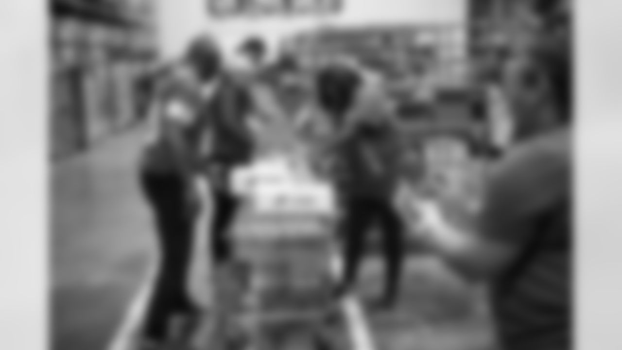 Lions Legend Maurice Harvey (23) during a Thanksgiving meal packing event at Gleaners Community Food Bank on Oct. 15, 2025 in Taylor, Mich. (Josh Mandujano/Detroit Lions via AP)