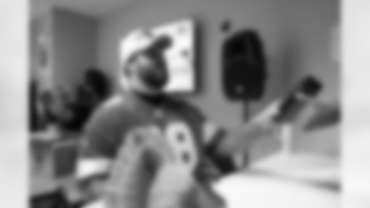 Detroit Lions tackle Taylor Decker (68) signing autographs during a Thanksgiving lunch event at Alternatives For Girls on Nov. 28, 2025 in Detroit. (Izzy Rincon/Detroit Lions)