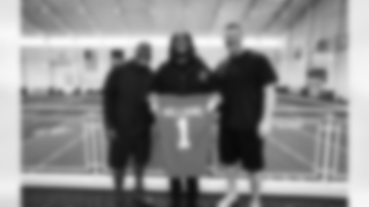 Detroit Lions General Manager and Executive Vice President Brad Holmes, Detroit Lions defensive lineman Tyleik Williams, and Detroit Lions head coach Dan Campbell during a visit to the Meijer Performance Center on April 25, 2025 in Allen Park, Mich. (Jeff Nguyen/Detroit Lions)