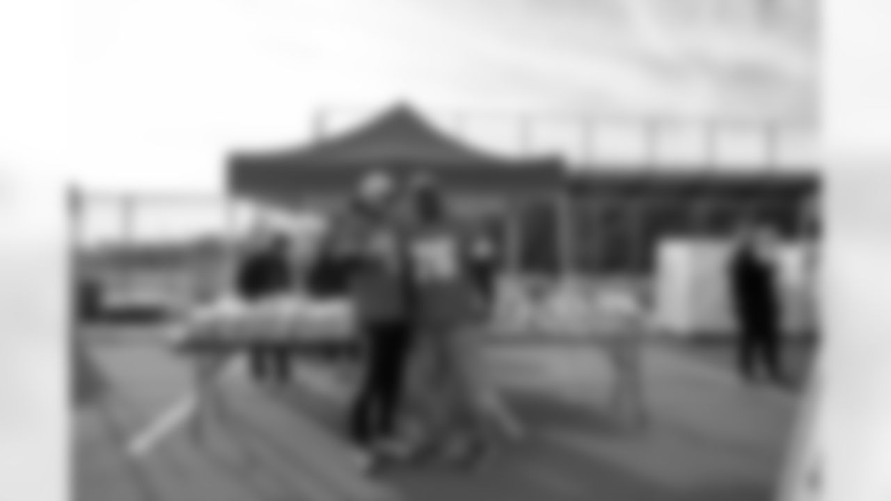 Lions Legend Jeff Chadwick (89) and Lions Legend Scott Conover (76) during a Thanksgiving meal distribution event at the Detroit Lions Academy on Nov. 19, 2025 in Detroit. (Carl Jones II/Detroit Lions)