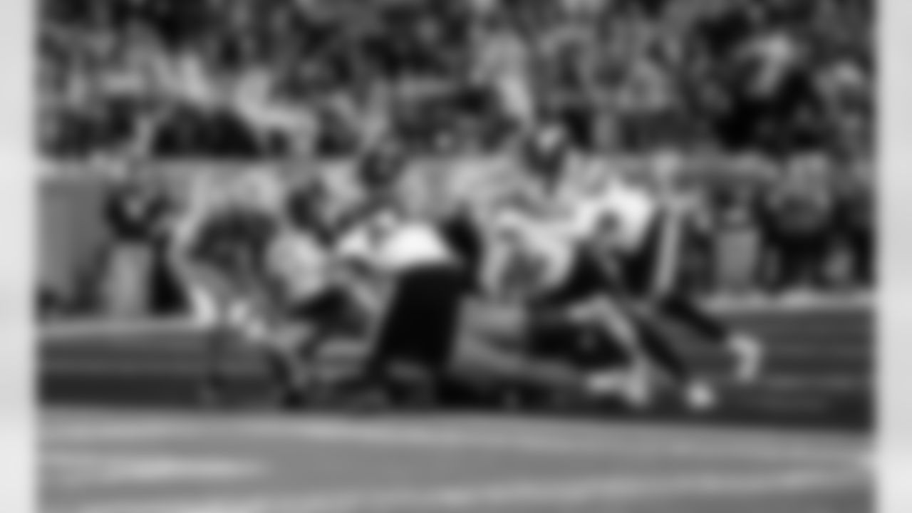 Detroit Lions tight end Sam LaPorta (87) scores a touchdown during an NFL football game against the Minnesota Vikings on Sunday, Nov. 2, 2025 in Detroit. (Jeff Nguyen/Detroit Lions via AP)