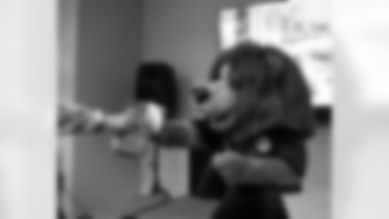 Detroit Lions Mascot Roary handing out giveaway items during a Thanksgiving lunch event at Alternatives For Girls on Nov. 28, 2025 in Detroit. (Izzy Rincon/Detroit Lions)