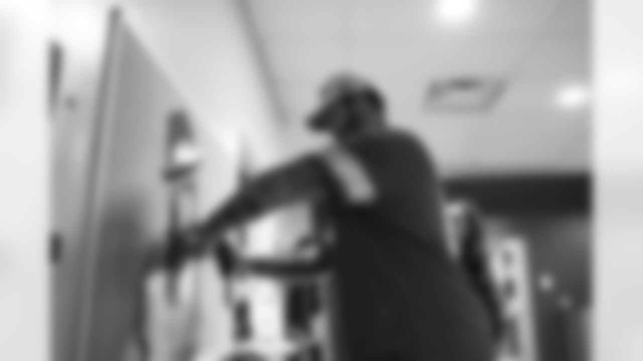 Detroit Lions tackle Taylor Decker (68) participating in a thankfulness activity during a Thanksgiving lunch event at Alternatives For Girls on Nov. 28, 2025 in Detroit. (Izzy Rincon/Detroit Lions)