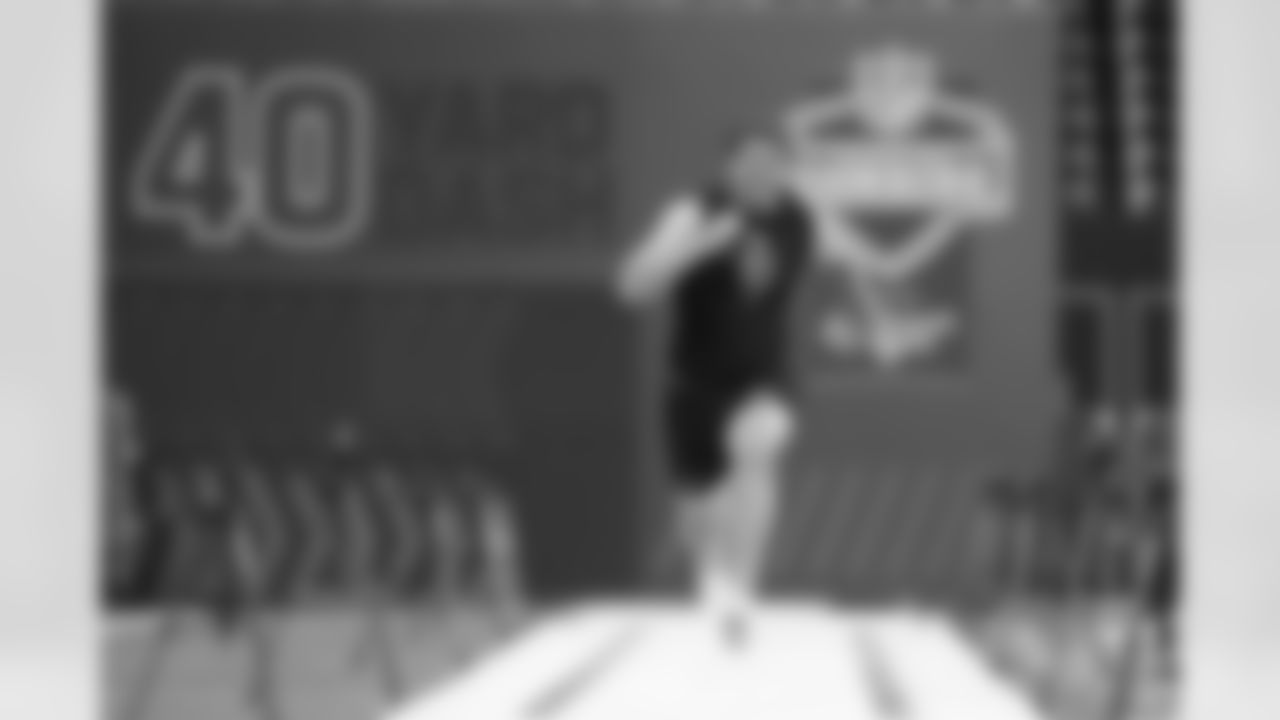 Ohio State tight end Will Kacmarek (10) runs the 40-yard dash at the NFL football scouting combine in Indianapolis, Friday, Feb. 27, 2026. (AP Photo/Michael Conroy)