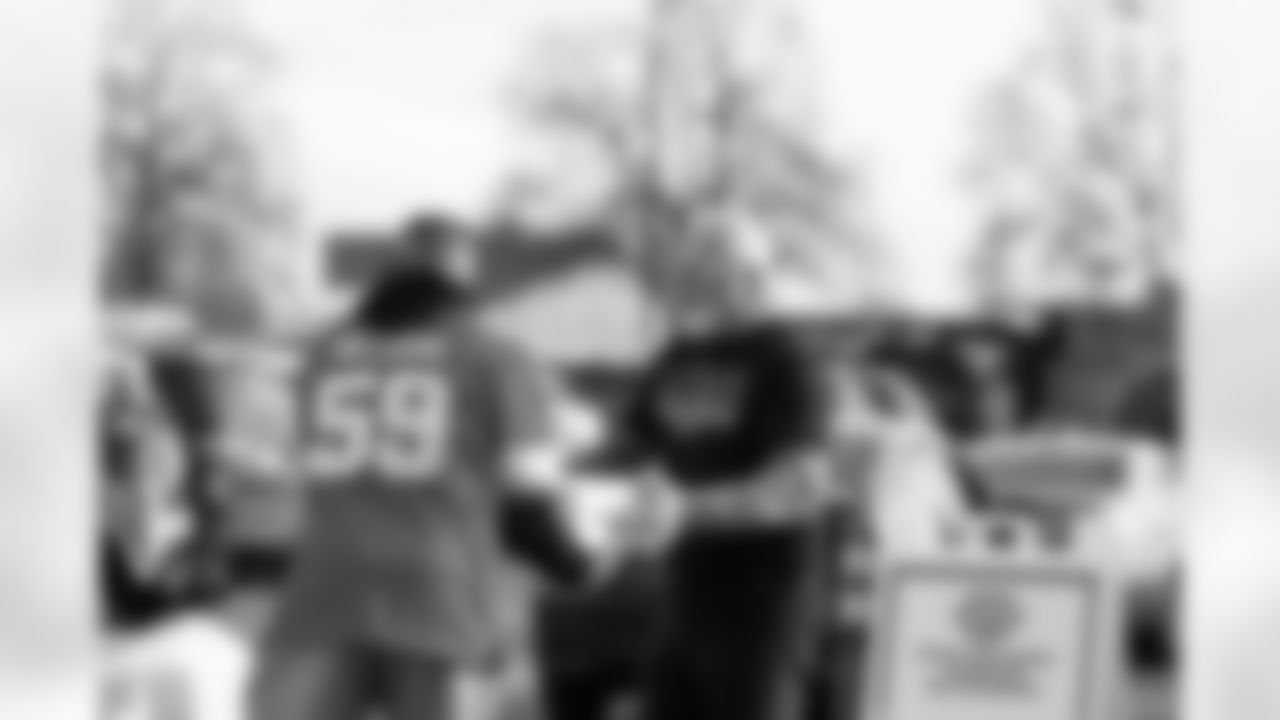 Lions Legend Jimmy Williams (59) and a volunteer during a Thanksgiving meal distribution event at the Detroit Lions Academy on Nov. 19, 2025 in Detroit. (Carl Jones II/Detroit Lions)