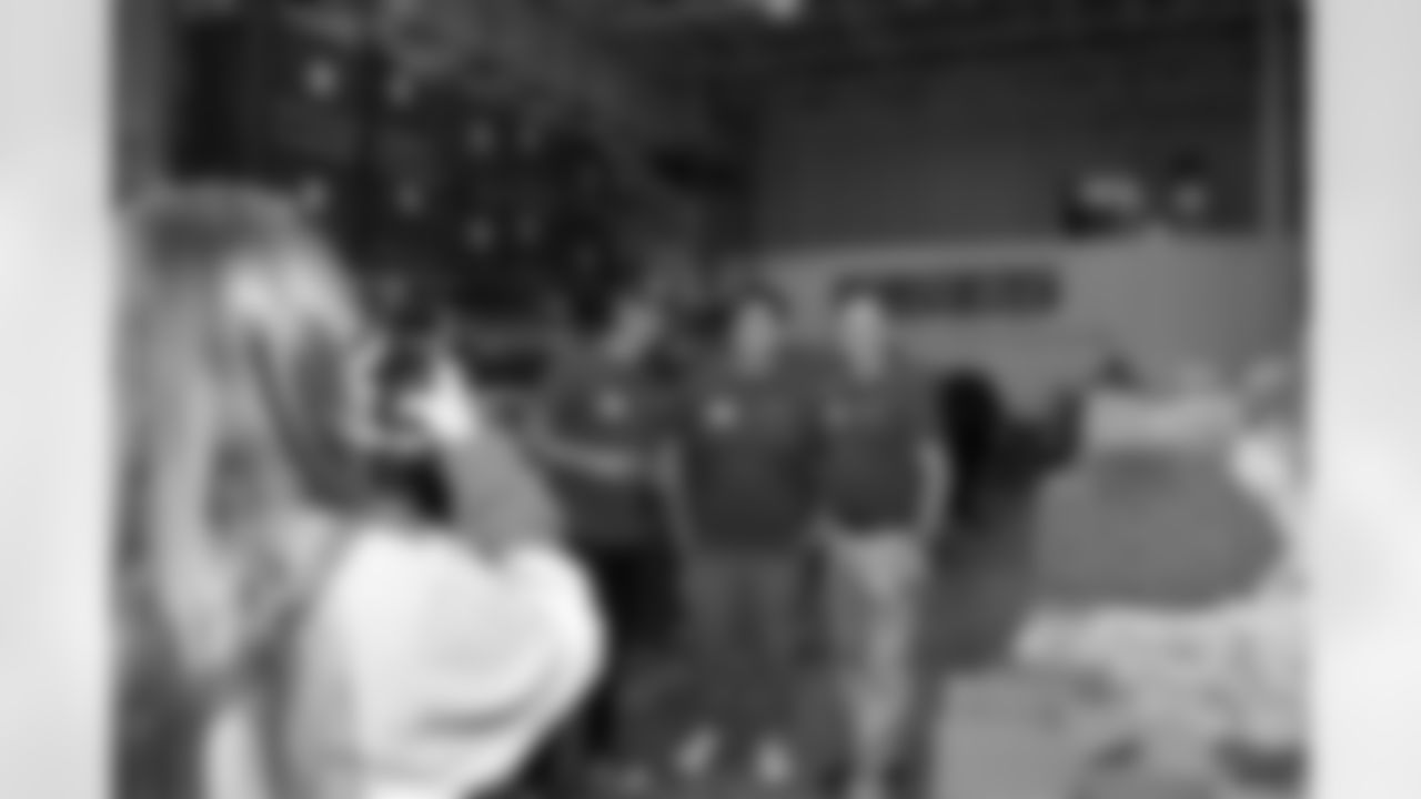 Jiffy volunteers pose for a photo during a Thanksgiving meal packing event at Gleaners Community Food Bank on Oct. 8, 2025 in Taylor, Mich. (Izzy Rincon/Detroit Lions)