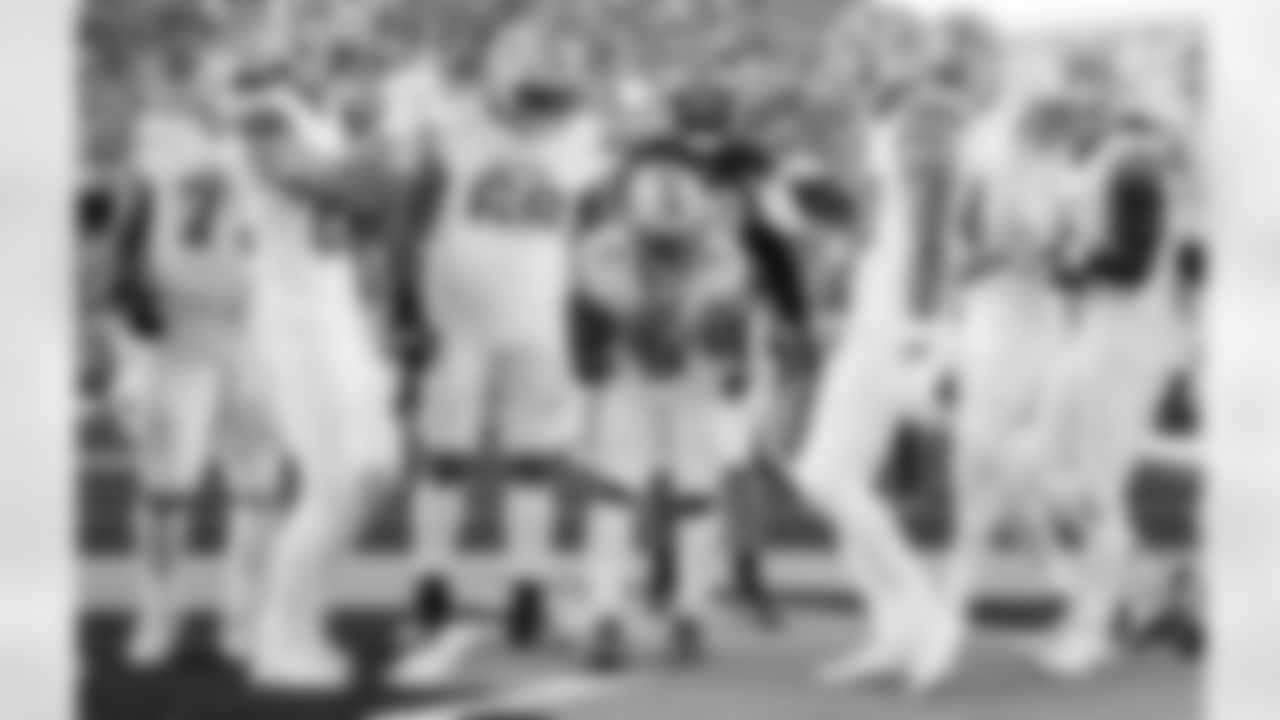 Detroit Lions tight end Ross Dwelley (82), Detroit Lions offensive lineman Tate Ratledge (69), Detroit Lions running back David Montgomery (5), and Detroit Lions tight end Sam LaPorta (87) celebrate after a touchdown during an NFL football game against the Cincinnati Bengals on Sunday, Oct. 5, 2025 in Cincinnati. (Jeff Nguyen/Detroit Lions via AP)