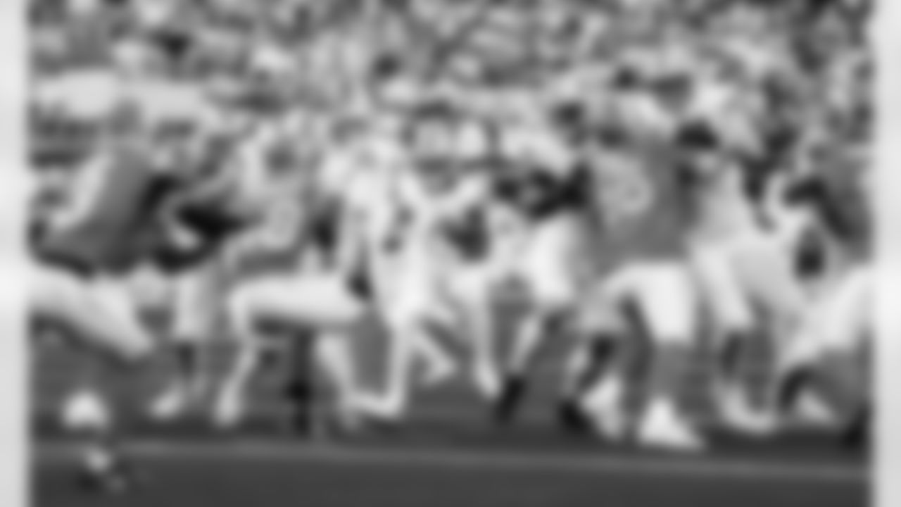 Detroit Lions offensive lineman Miles Frazier (71), Detroit Lions running back Jahmyr Gibbs (0), and Detroit Lions tackle Taylor Decker (68) during an NFL football game against the Los Angeles Rams on Sunday, Dec. 14, 2025 in Inglewood, Calif. (Jeff Nguyen/Detroit Lions via AP)