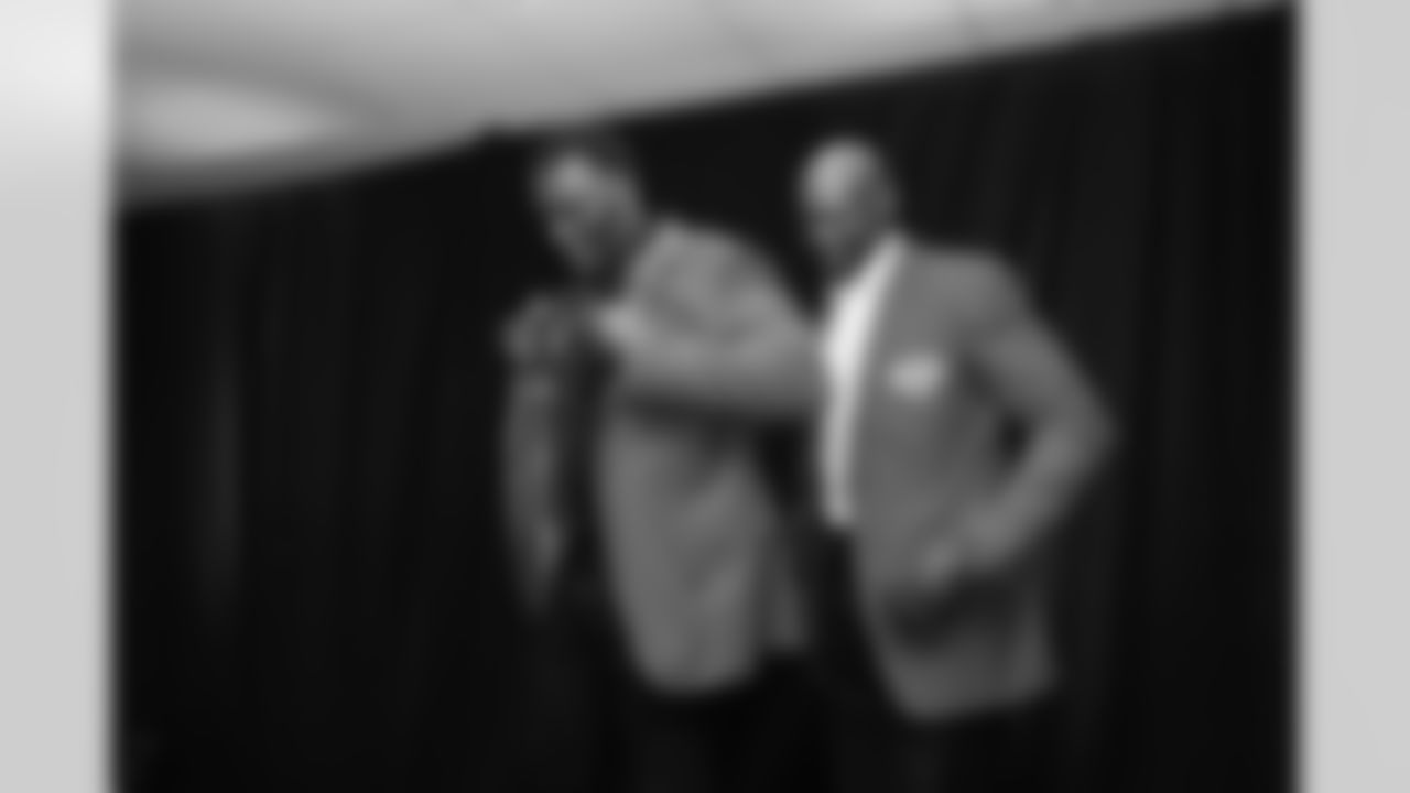 Lions Legend Herman Moore (84) puts on Lions Legend Robert Porcher's (91) jacket during the Pride of the Lions dinner at Ford Field on September 13, 2025 in Detroit, Mich. (Stephanie VanWagoner/Detroit Lions)
