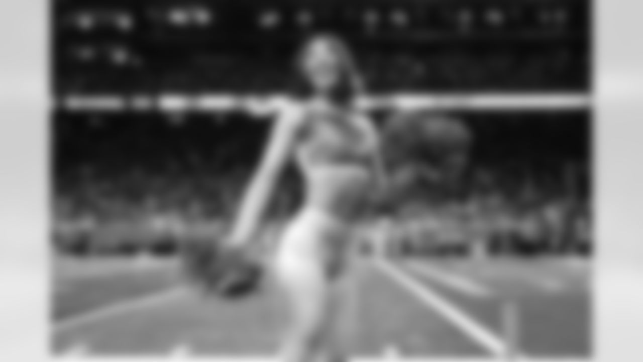 Detroit Lions Cheerleaders perform during an NFL football game against the Pittsburgh Steelers on Sunday, Dec. 21, 2025 in Detroit. (Mike Ferdinande/Detroit Lions)