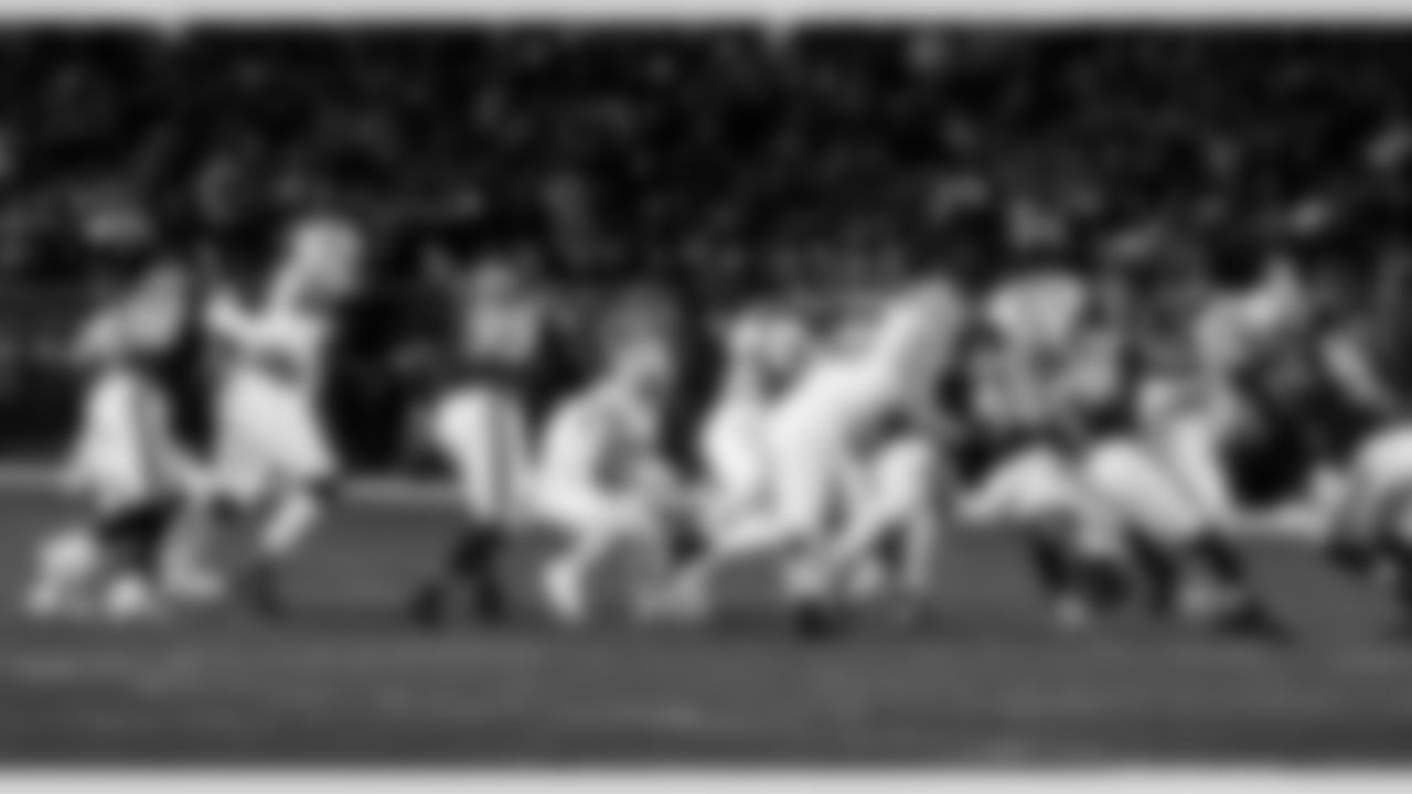 David Montgomery (5) and Detroit Lions offensive lineman Tate Ratledge (69), during an NFL football game against the Chicago Bears on Sunday, Jan. 4, 2026 in Chicago. (Jeff Nguyen/Detroit Lions via AP)