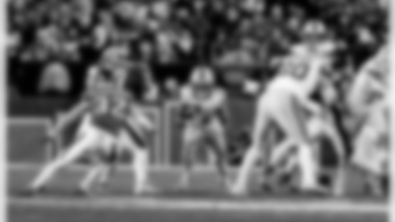 Detroit Lions running back Jahmyr Gibbs (0) and Detroit Lions offensive lineman Graham Glasgow (60) during an NFL football game against the Philadelphia Eagles on Sunday, Nov. 16, 2025 in Philadelphia. (Jeff Nguyen/Detroit Lions via AP)