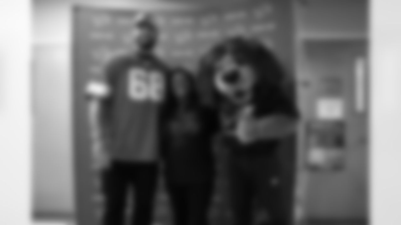 Detroit Lions tackle Taylor Decker (68), an Alternatives for Girls employee and Detroit Lions Mascot Roary pose for a photo during a Thanksgiving lunch event at Alternatives For Girls on Nov. 28, 2025 in Detroit. (Izzy Rincon/Detroit Lions)