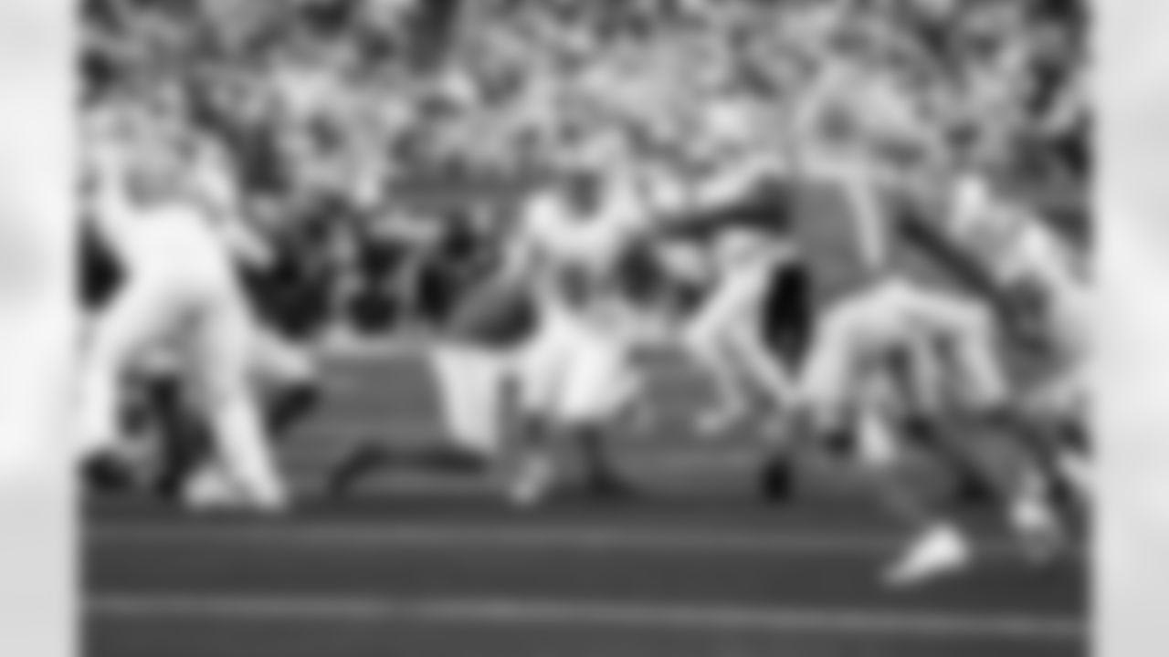 Detroit Lions offensive lineman Graham Glasgow (60), Detroit Lions running back David Montgomery (5), and Detroit Lions offensive lineman Tate Ratledge (69) during an NFL football game against the Los Angeles Rams on Sunday, Dec. 14, 2025 in Inglewood, Calif. (Jeff Nguyen/Detroit Lions via AP)
