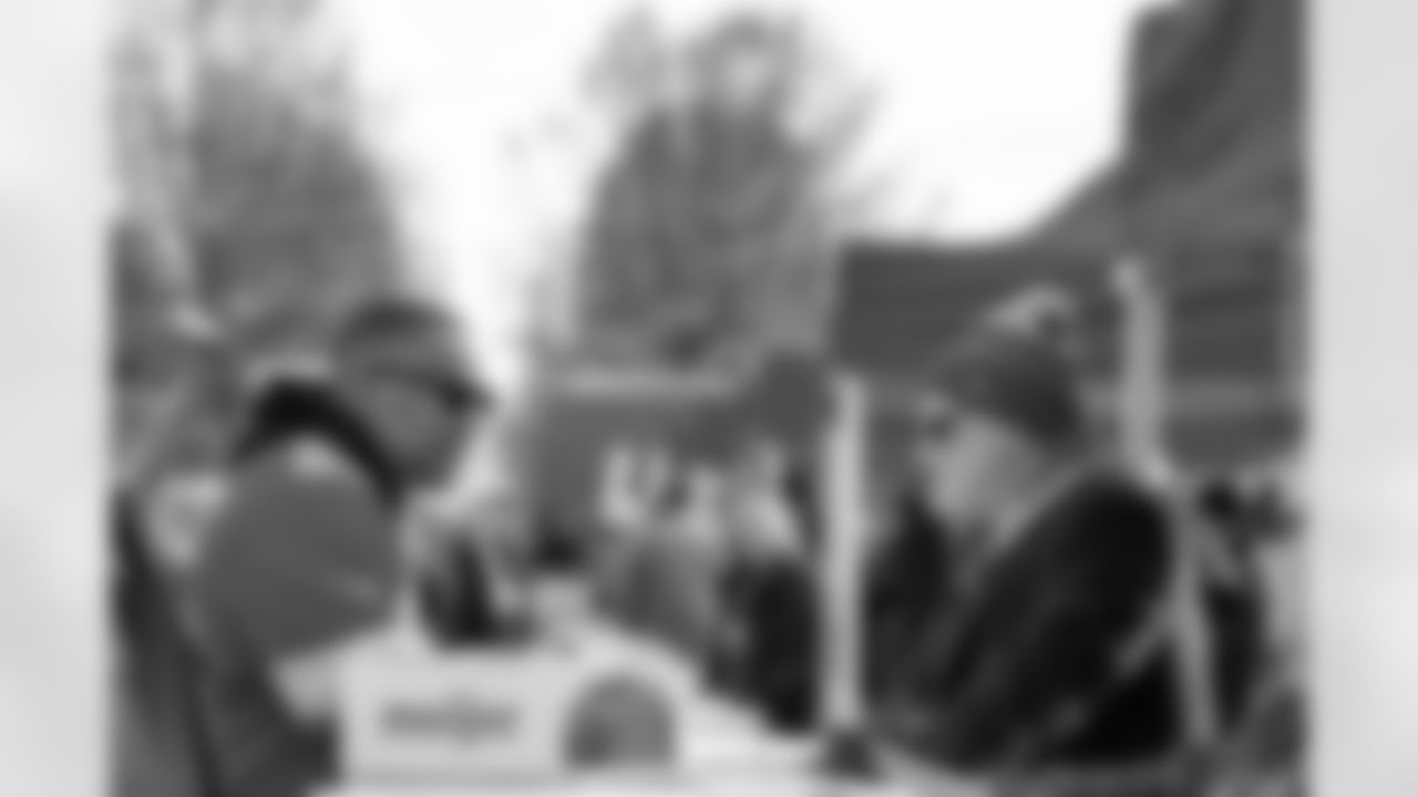 Lions Legend Jimmy Williams (59) and a volunteer during a Thanksgiving meal distribution event at the Detroit Lions Academy on Nov. 19, 2025 in Detroit. (Carl Jones II/Detroit Lions)