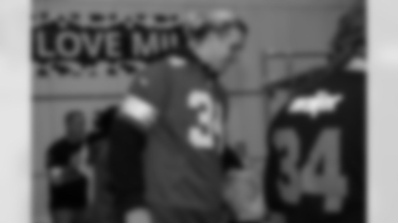 Detroit Lions linebacker Alex Anzalone (34) packing boxes during a Thanksgiving meal packing event at Gleaners Community Food Bank on Nov. 11, 2025 in Taylor, Mich. (Izzy Rincon/Detroit Lions)