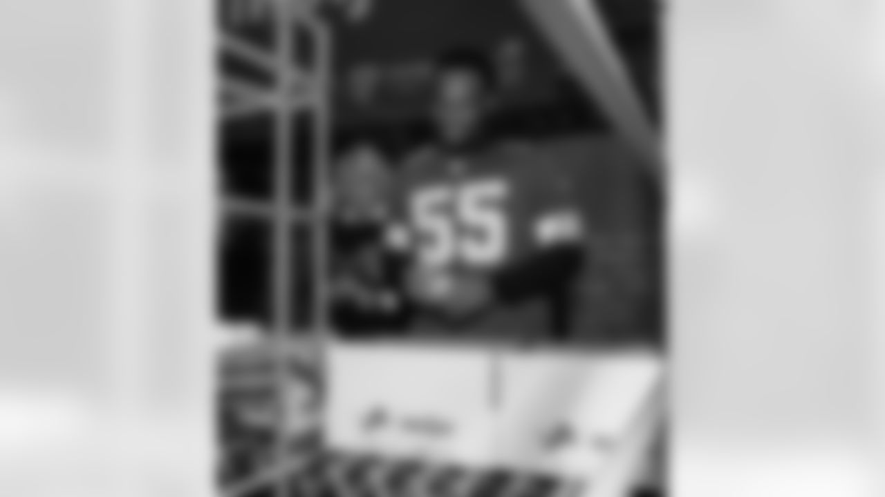 Detroit Lions linebacker Derrick Barnes (55) packing boxes during a Thanksgiving meal packing event at Gleaners Community Food Bank on Nov. 11, 2025 in Taylor, Mich. (Izzy Rincon/Detroit Lions)